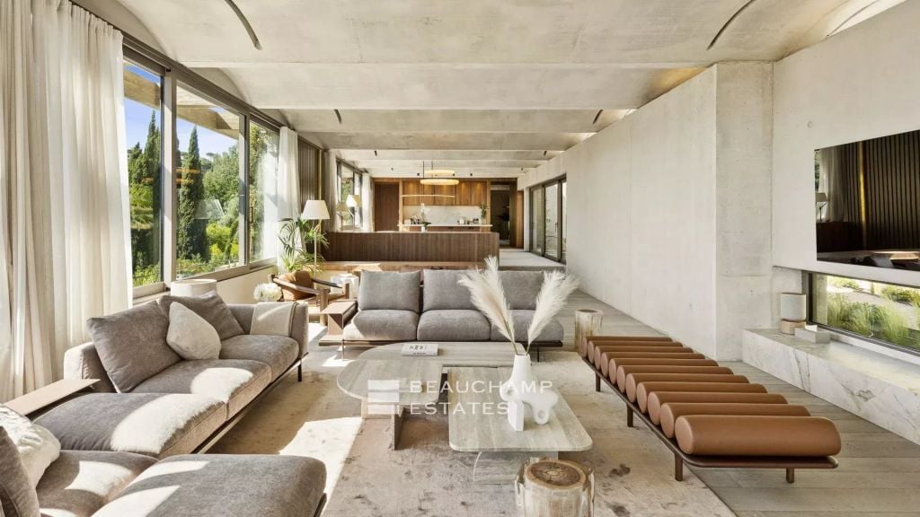 Contemporary 5-bedroom villa in Mougins near Cannes