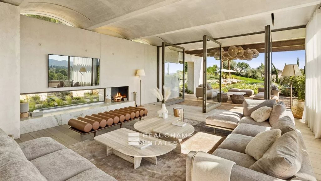 Contemporary 5-bedroom villa in Mougins near Cannes