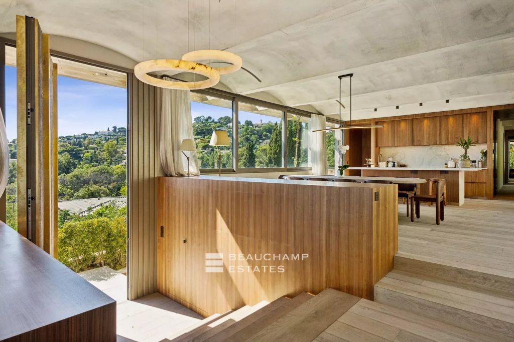 Contemporary 5-bedroom villa in Mougins near Cannes