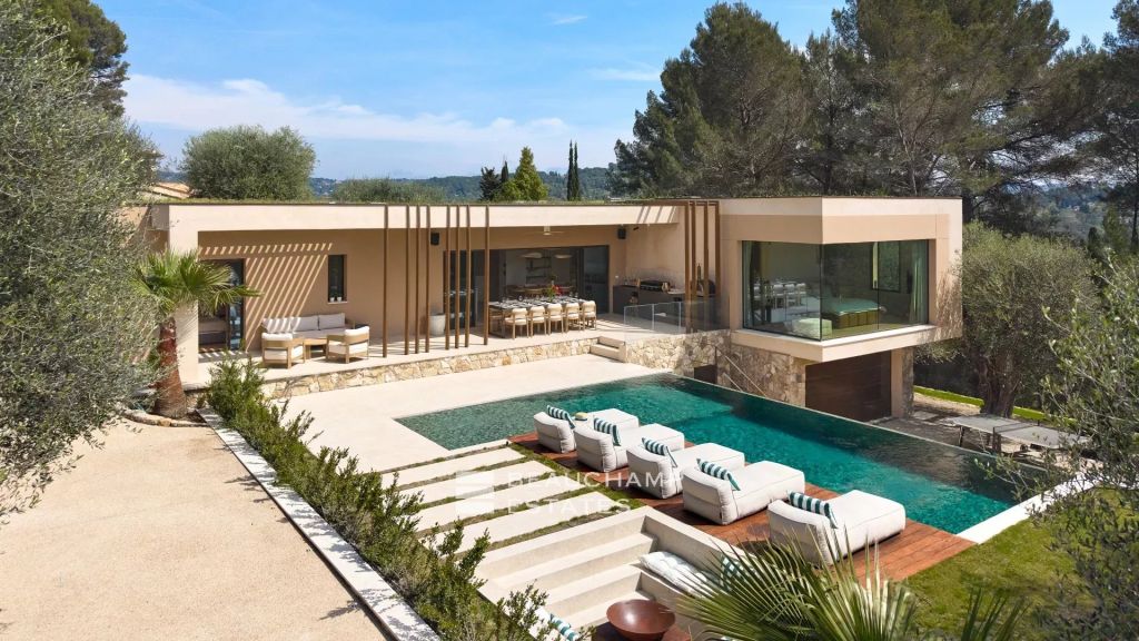 Contemporary 5-bedroom villa near Mougins