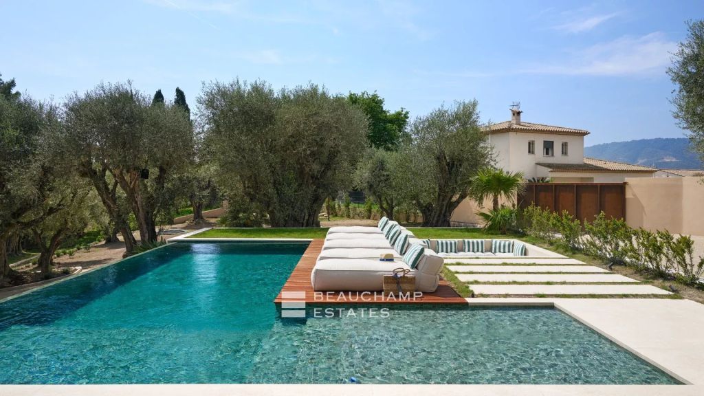 Contemporary 5-bedroom villa near Mougins