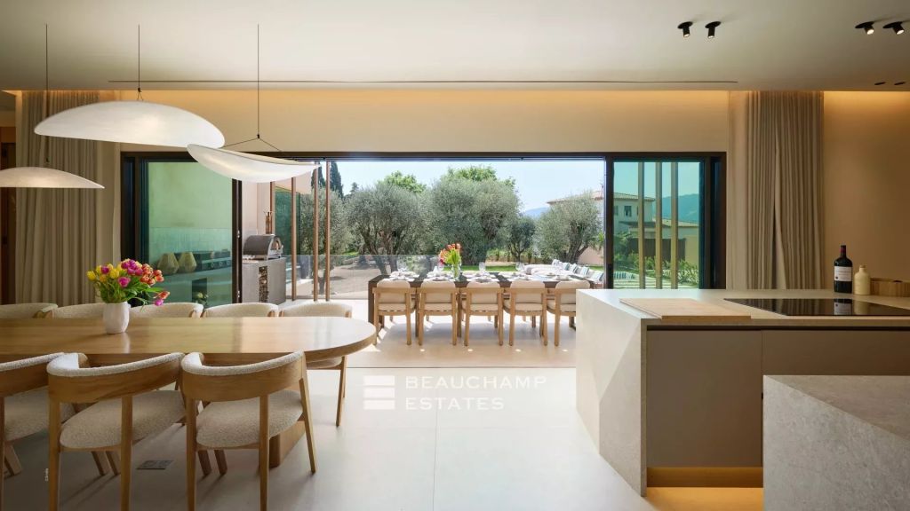 Contemporary 5-bedroom villa near Mougins