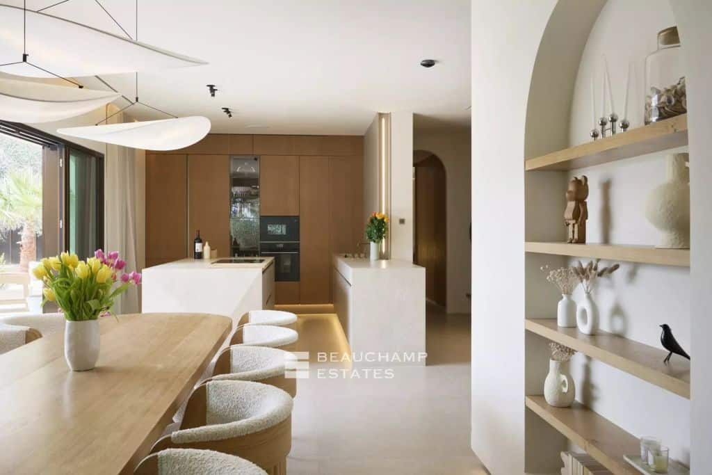 Contemporary 5-bedroom villa near Mougins