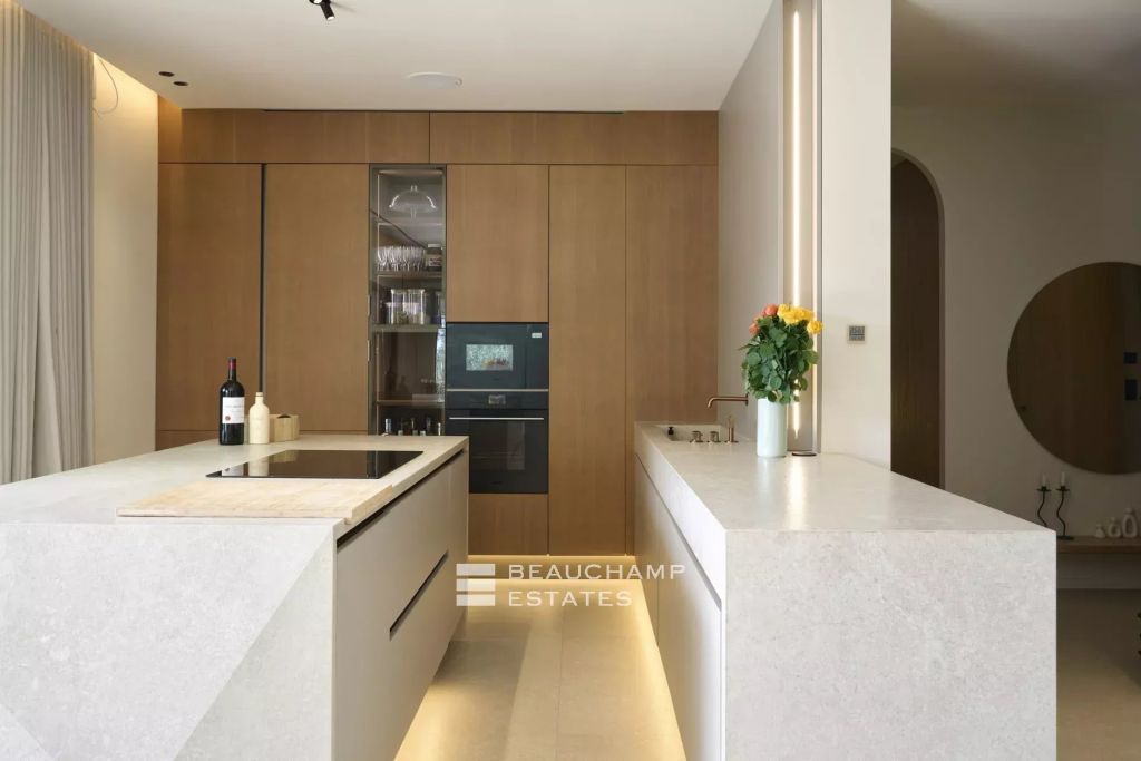 Contemporary 5-bedroom villa near Mougins