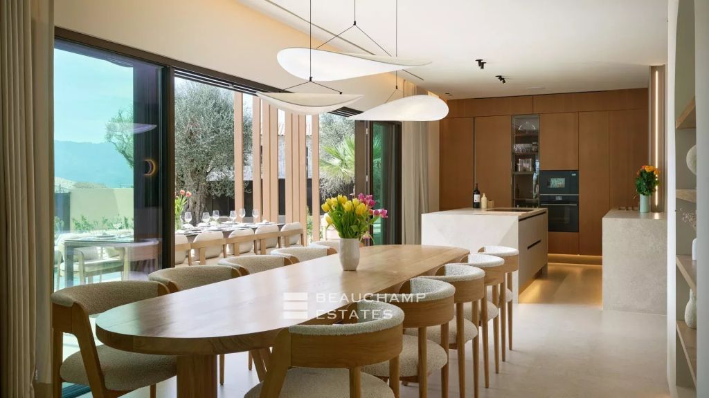 Contemporary 5-bedroom villa near Mougins