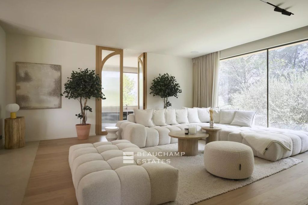 Contemporary 5-bedroom villa near Mougins
