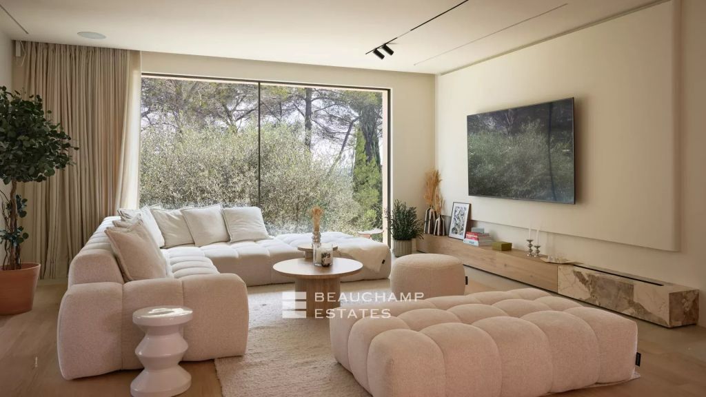 Contemporary 5-bedroom villa near Mougins