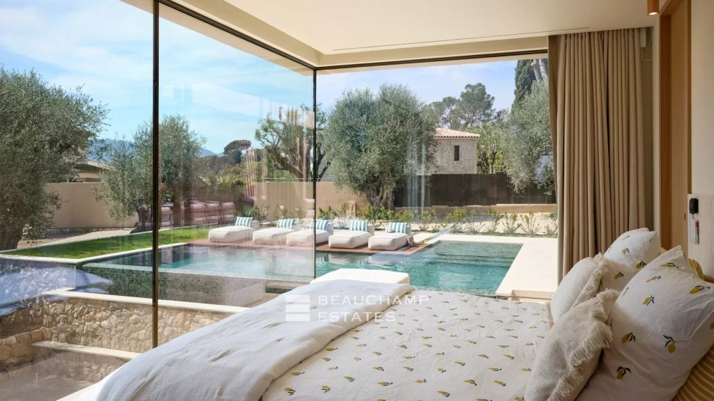Contemporary 5-bedroom villa near Mougins