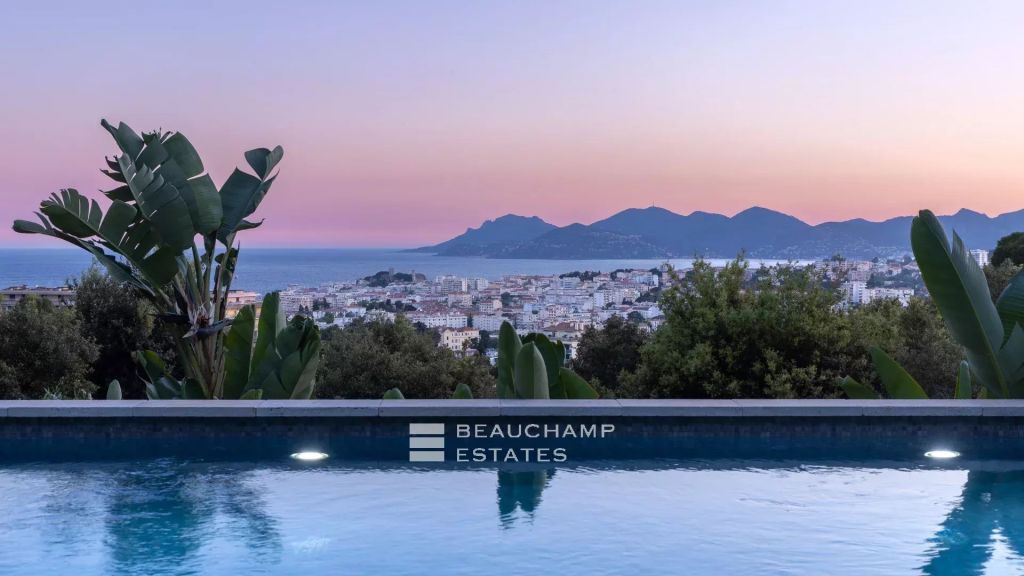 Contemporary 5-bedroom villa with panoramic sea views – Cannes