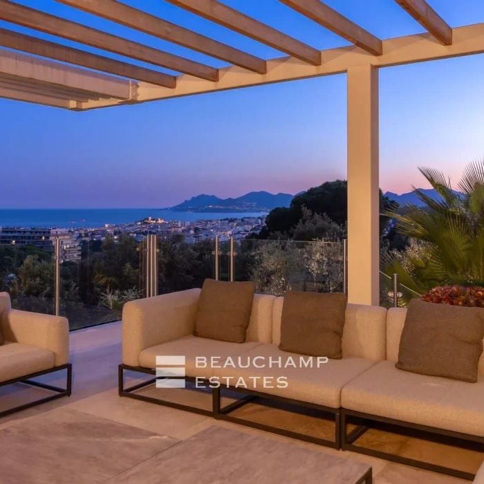 Contemporary 5-bedroom villa with panoramic sea views – Cannes