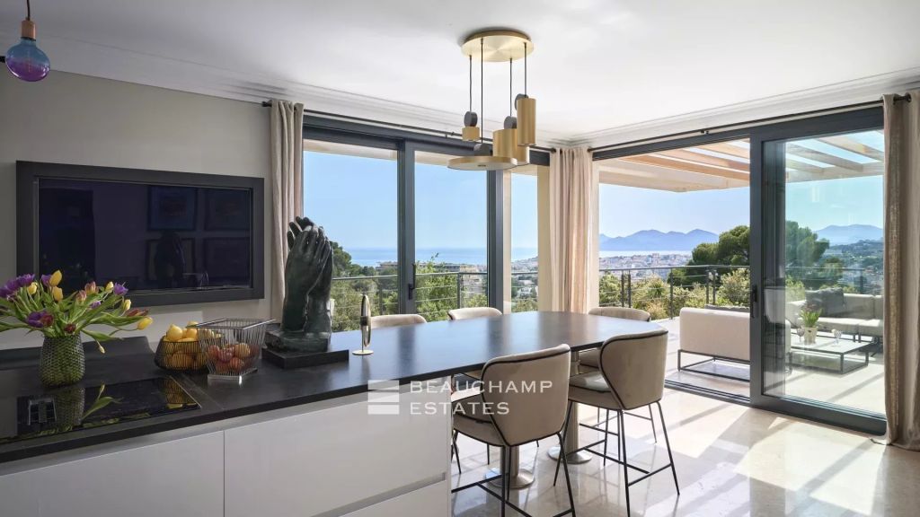 Contemporary 5-bedroom villa with panoramic sea views – Cannes