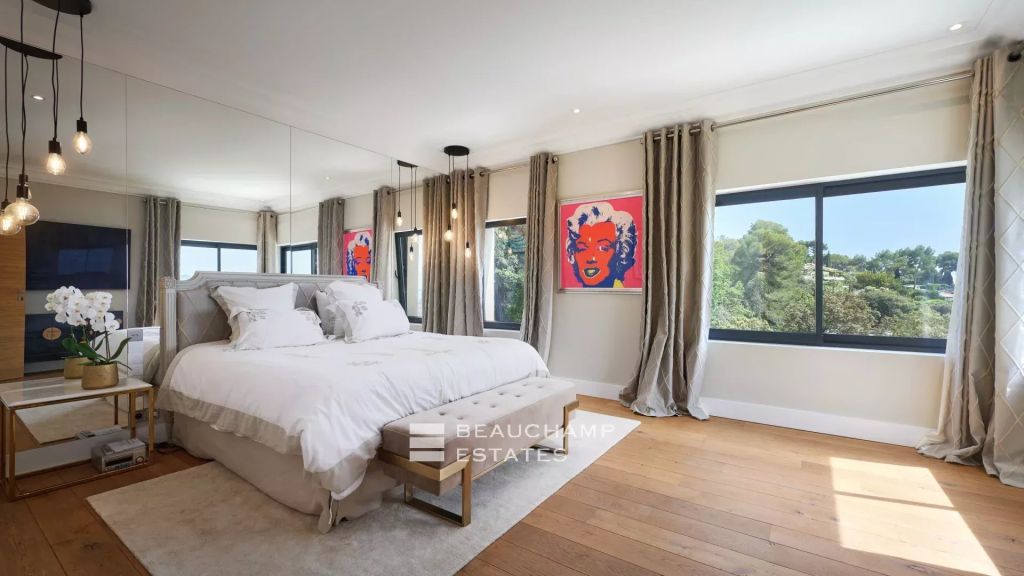 Contemporary 5-bedroom villa with panoramic sea views – Cannes