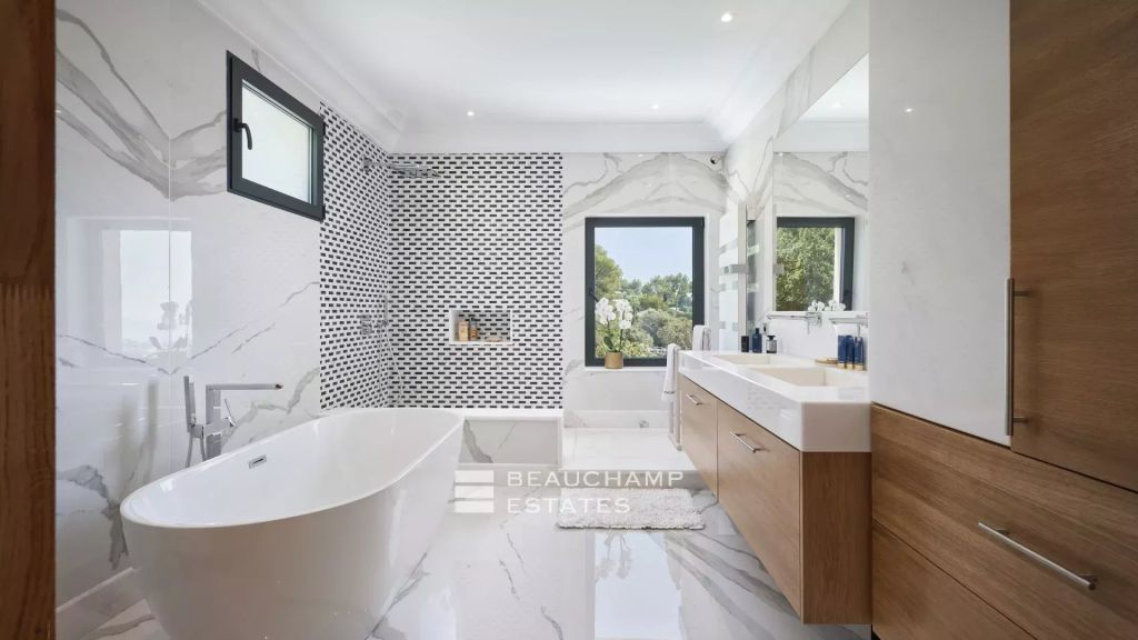 Contemporary 5-bedroom villa with panoramic sea views – Cannes