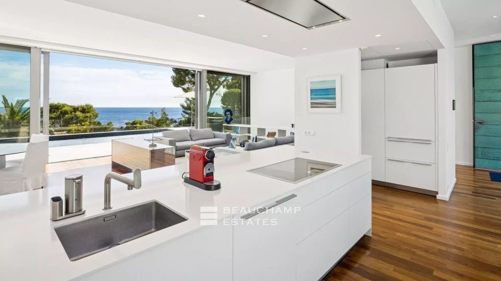 Contemporary 5-Bedroom Villa with Panoramic Sea Views – Èze