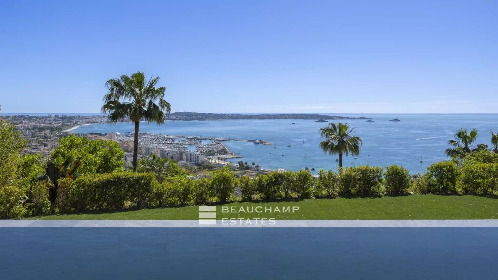 Contemporary 5-Bedroom villa with sea view and pool  – Golf Juan