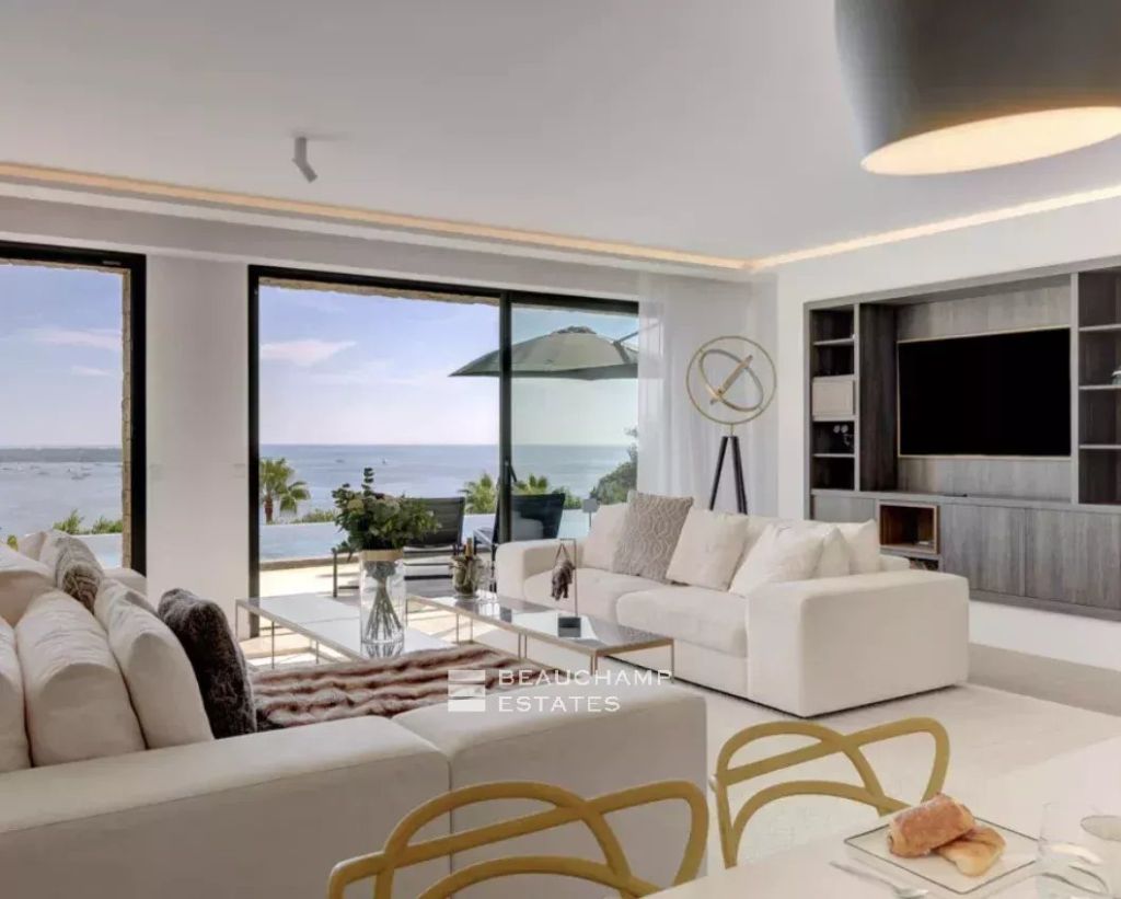 Contemporary 5-Bedroom villa with sea view and pool  – Golf Juan