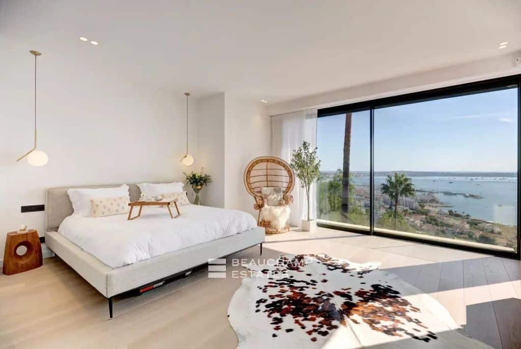 Contemporary 5-Bedroom villa with sea view and pool  – Golf Juan