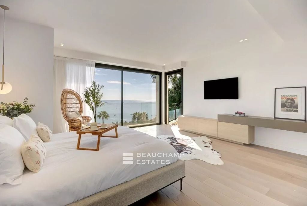 Contemporary 5-Bedroom villa with sea view and pool  – Golf Juan