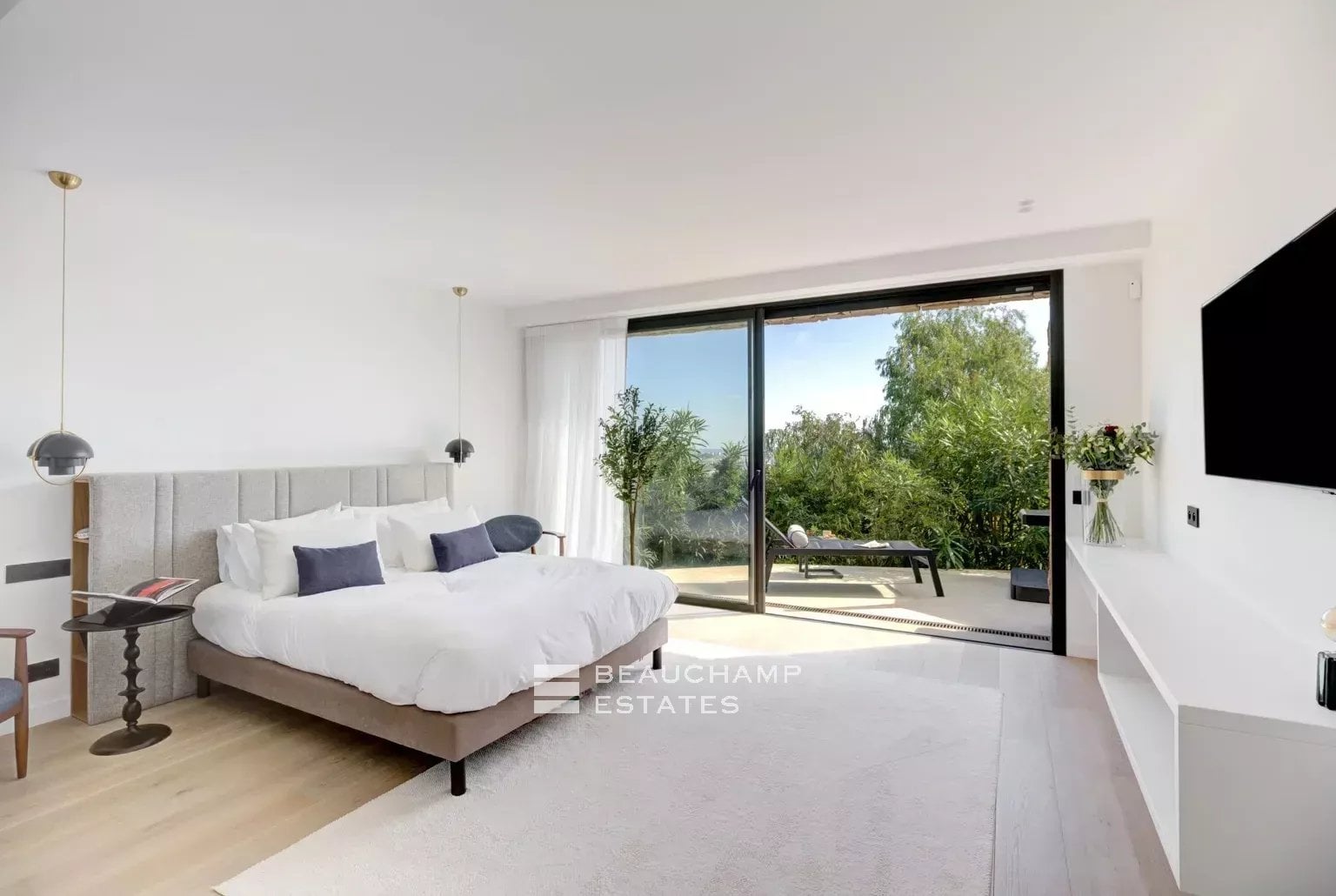 Contemporary 5-Bedroom villa with sea view and pool – Golf Juan Contemporary 5-Bedroom villa with sea view and pool – Golf Juan