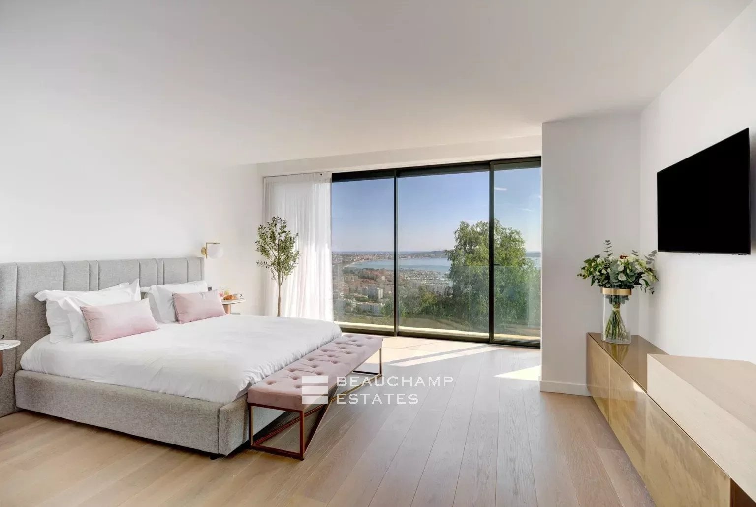 Contemporary 5-Bedroom villa with sea view and pool – Golf Juan Contemporary 5-Bedroom villa with sea view and pool – Golf Juan