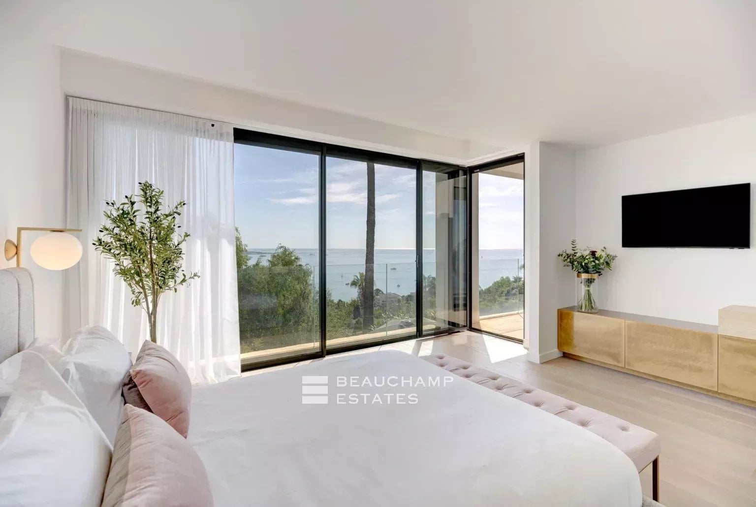 Contemporary 5-Bedroom villa with sea view and pool – Golf Juan Contemporary 5-Bedroom villa with sea view and pool – Golf Juan