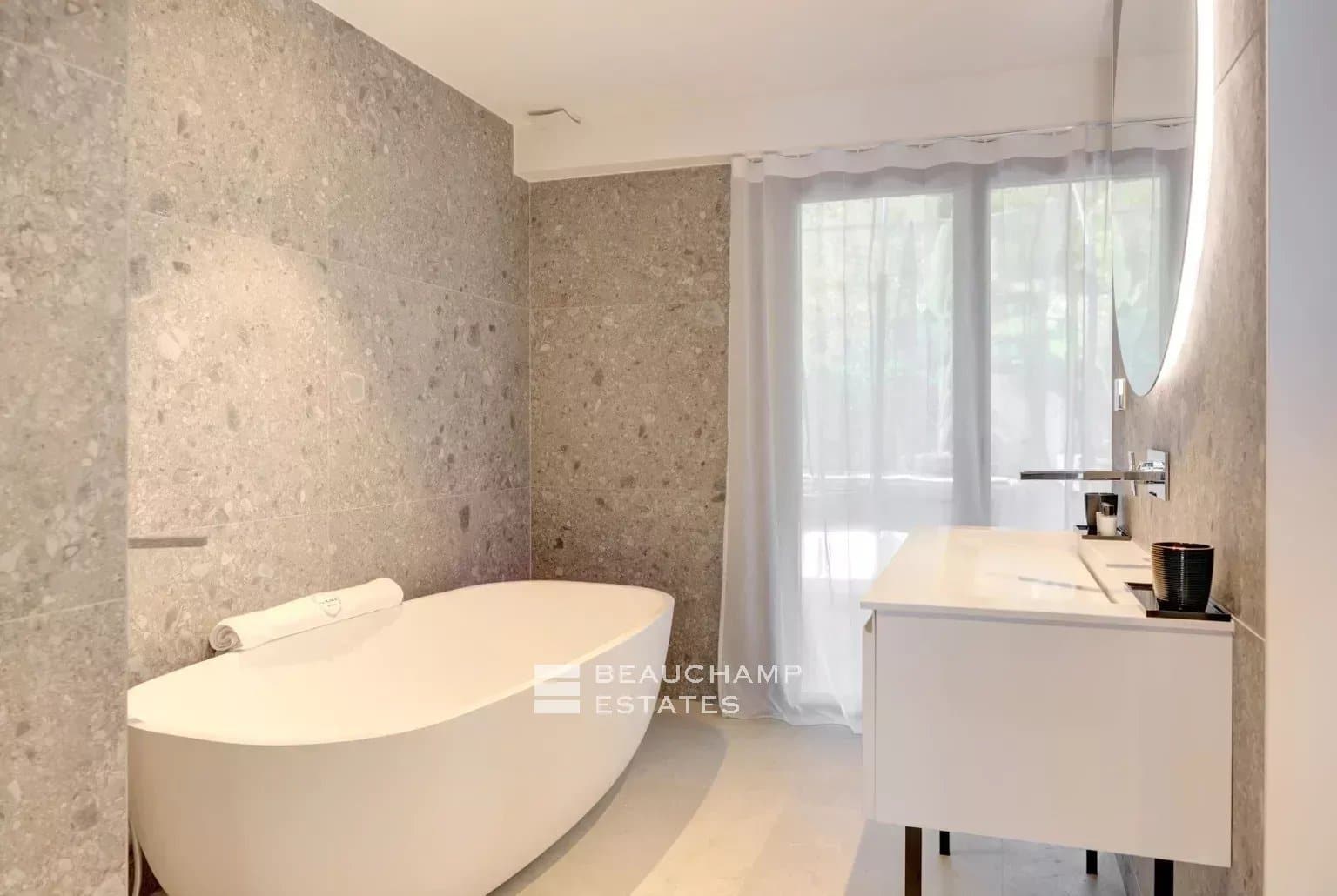 Contemporary 5-Bedroom villa with sea view and pool – Golf Juan Contemporary 5-Bedroom villa with sea view and pool – Golf Juan