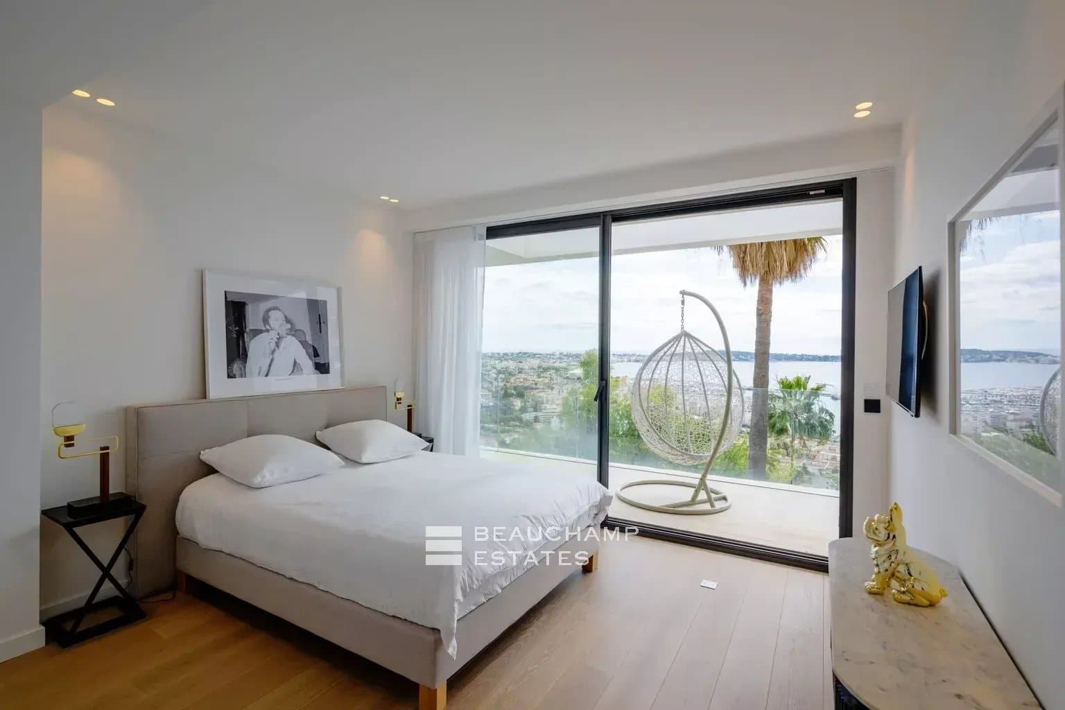 Contemporary 5-Bedroom villa with sea view and pool – Golf Juan Contemporary 5-Bedroom villa with sea view and pool – Golf Juan