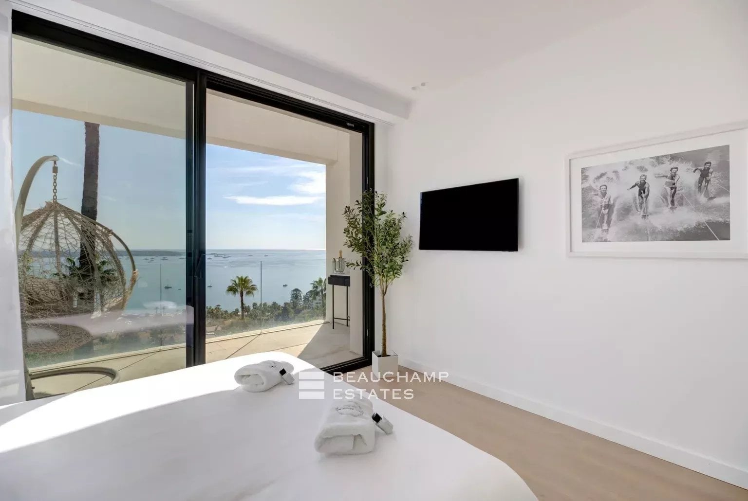 Contemporary 5-Bedroom villa with sea view and pool – Golf Juan Contemporary 5-Bedroom villa with sea view and pool – Golf Juan