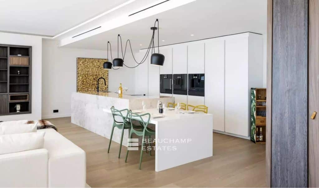 Contemporary 5-Bedroom villa with sea view and pool  – Golf Juan