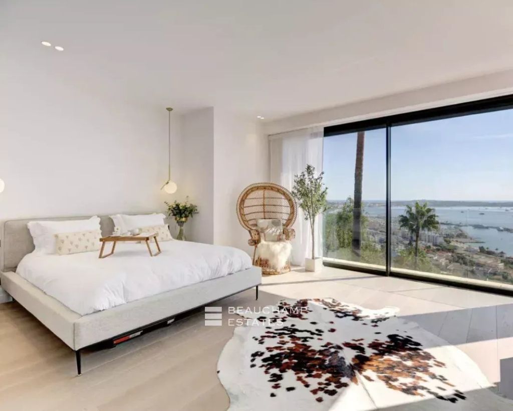 Contemporary 5-Bedroom villa with sea view and pool  – Golf Juan