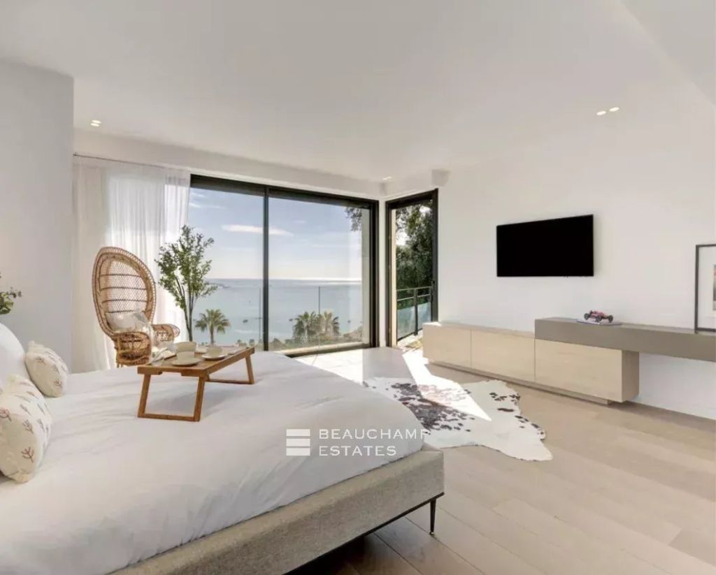 Contemporary 5-Bedroom villa with sea view and pool  – Golf Juan