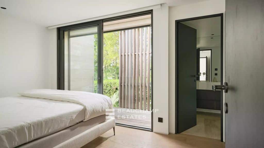 Contemporary 5-bedroom villa within walking distance of the beaches – Cap d’Antibes