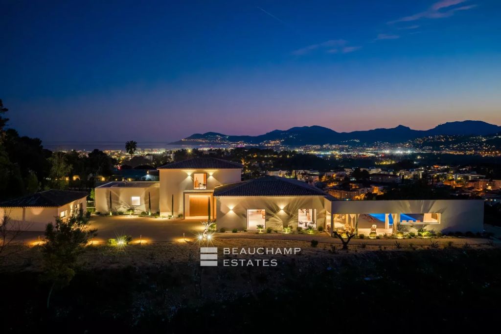 Contemporary 6-bedroom villa with sea view in Mougins