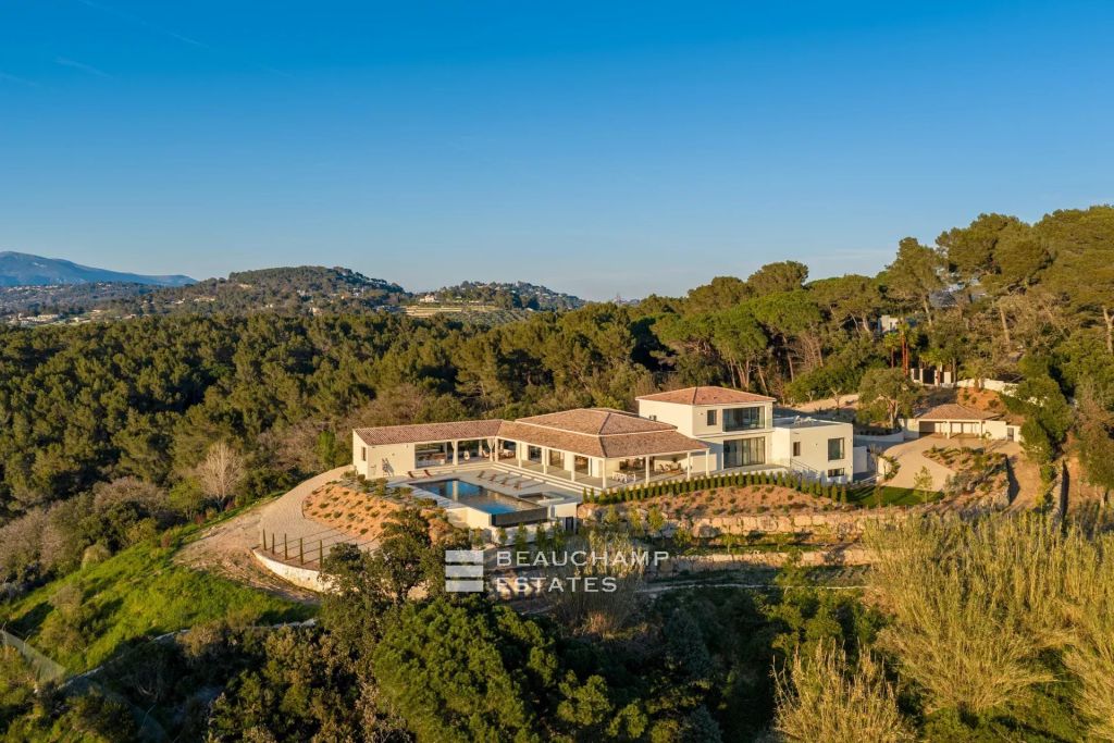 Contemporary 6-bedroom villa with sea view in Mougins