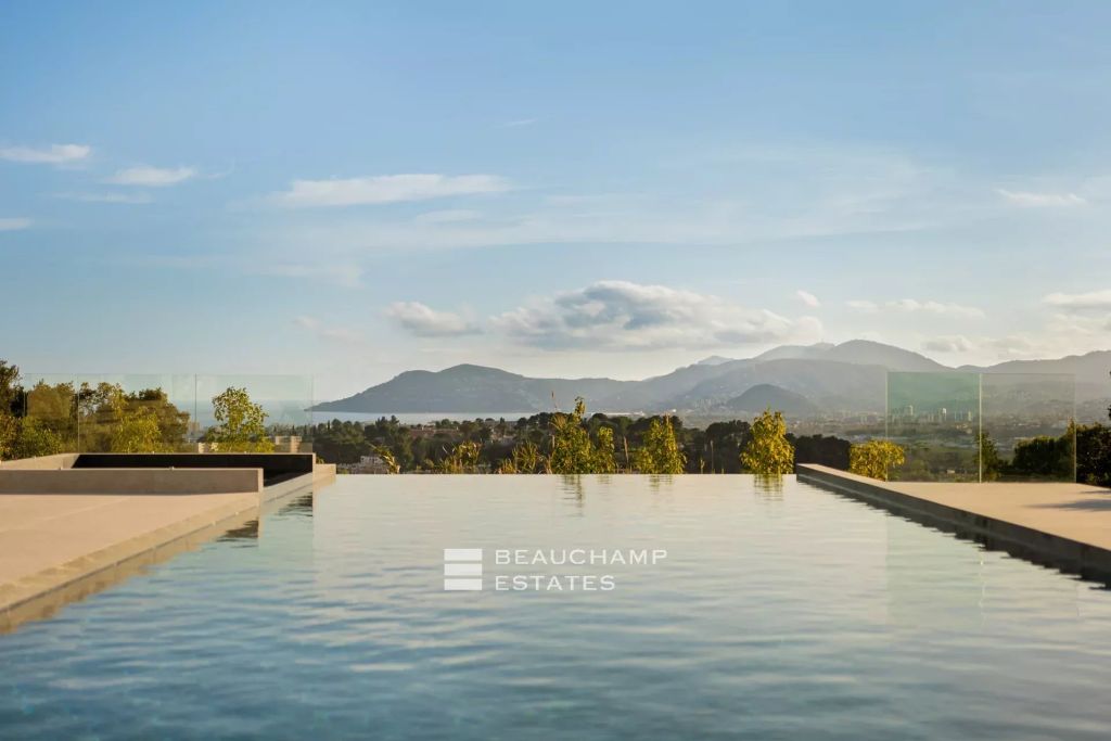 Contemporary 6-bedroom villa with sea view in Mougins