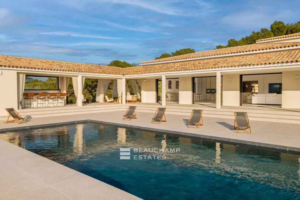 Contemporary 6-bedroom villa with sea view in Mougins