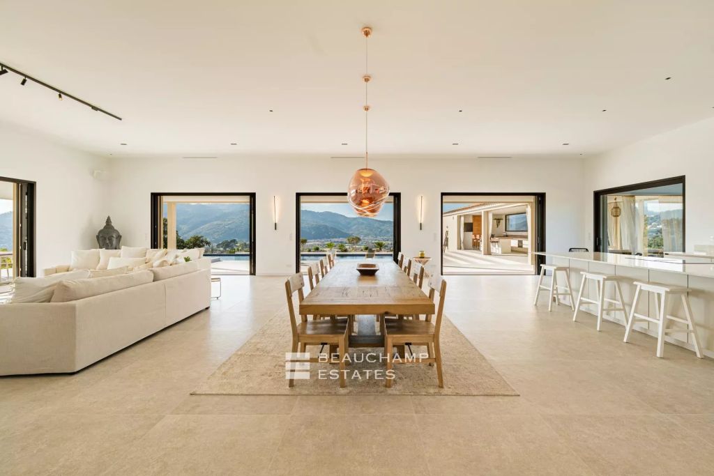 Contemporary 6-bedroom villa with sea view in Mougins