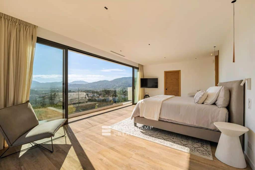 Contemporary 6-bedroom villa with sea view in Mougins