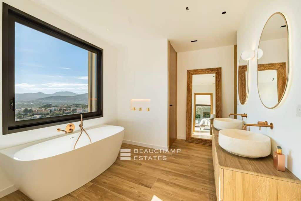 Contemporary 6-bedroom villa with sea view in Mougins