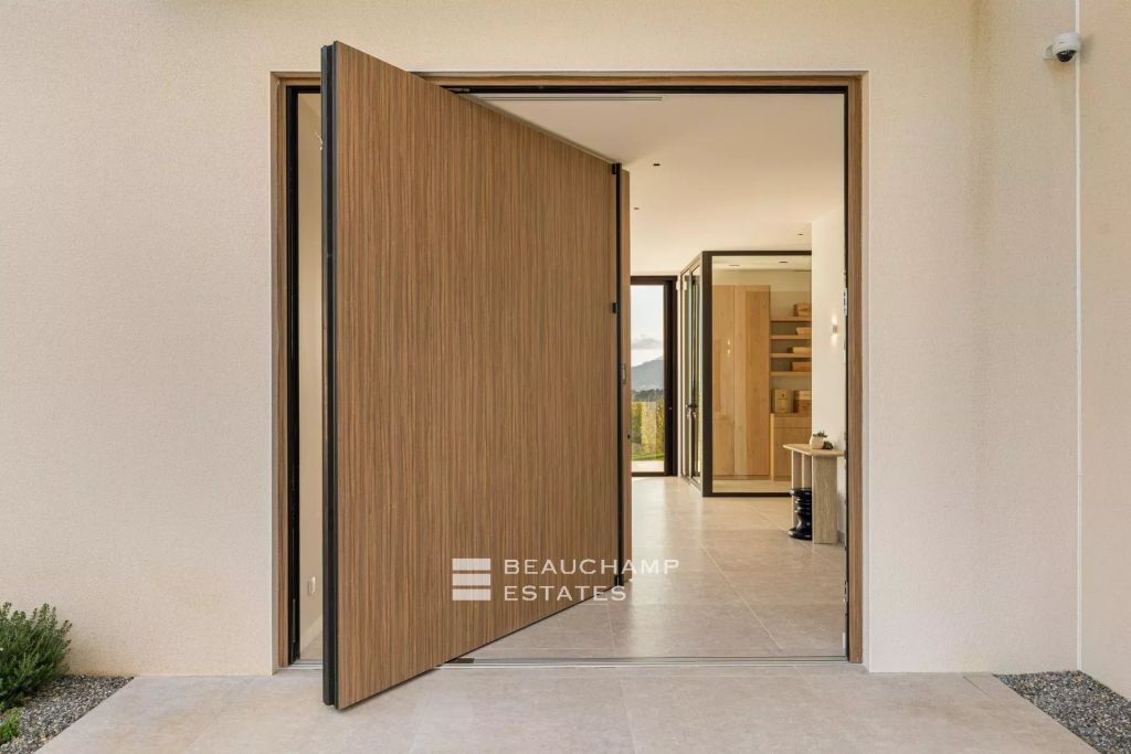 Contemporary 6-bedroom villa with sea view in Mougins
