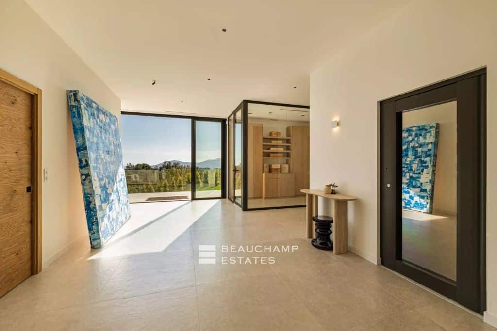 Contemporary 6-bedroom villa with sea view in Mougins