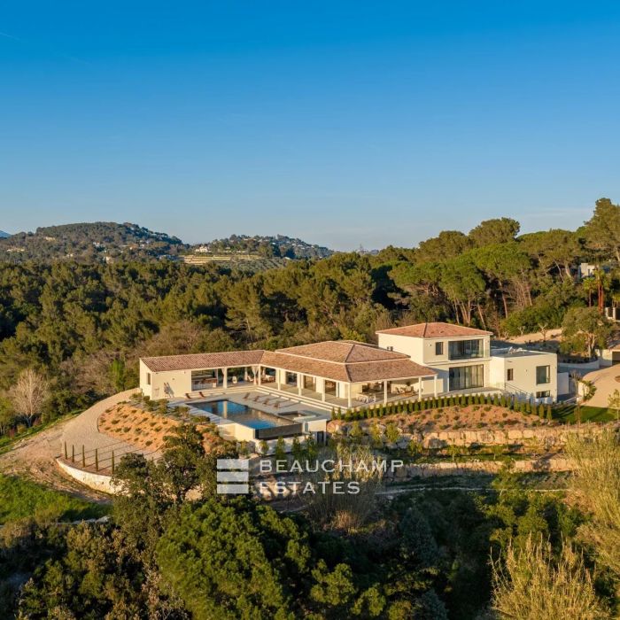 Contemporary 6-bedroom villa with sea view in Mougins