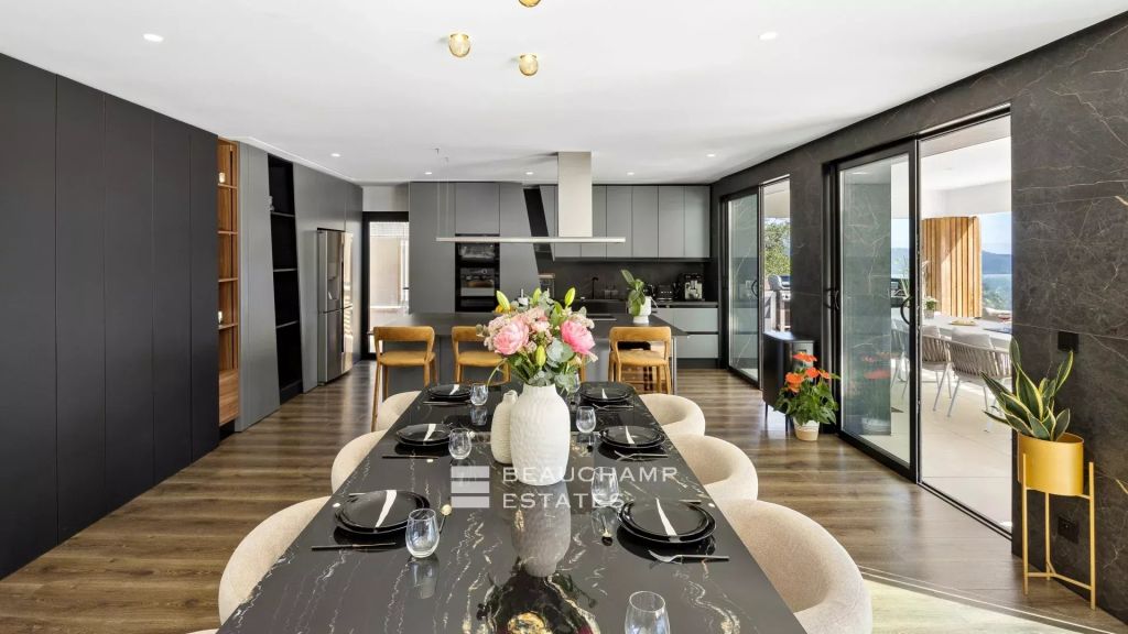 Contemporary villa – 5 bedrooms, sea and mountain views