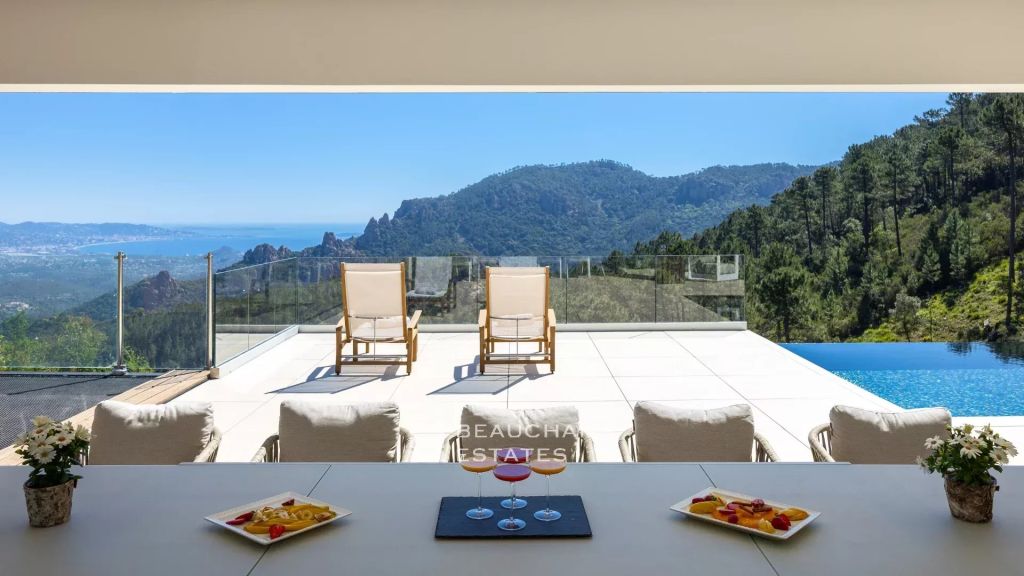 Contemporary villa – 5 bedrooms, sea and mountain views
