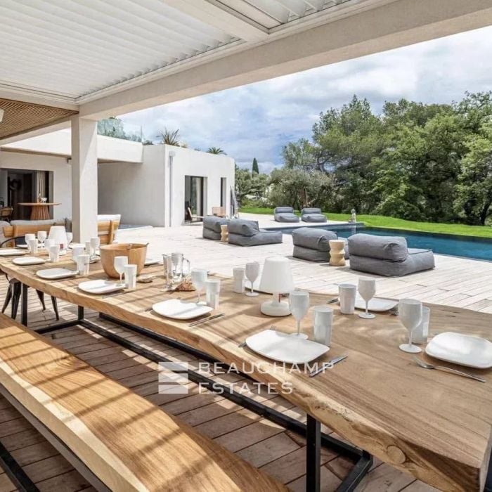 Contemporary villa with swimming pool