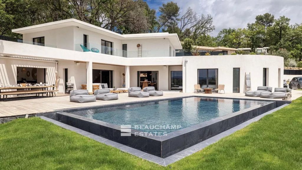 Contemporary villa with swimming pool