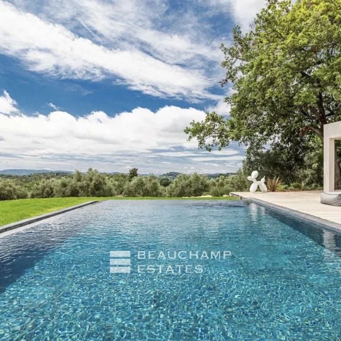 Contemporary villa with swimming pool