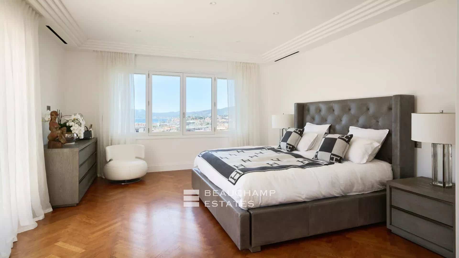 Elegant Art Deco villa with panoramic sea view Elegant Art Deco villa with panoramic sea view