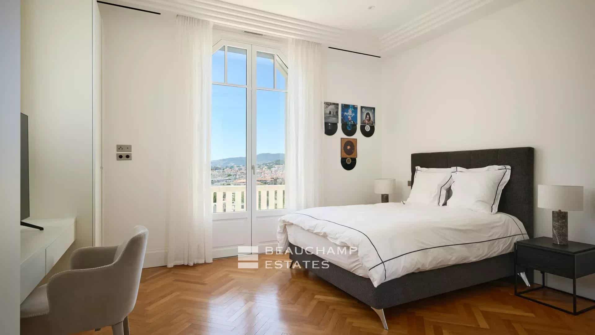 Elegant Art Deco villa with panoramic sea view Elegant Art Deco villa with panoramic sea view