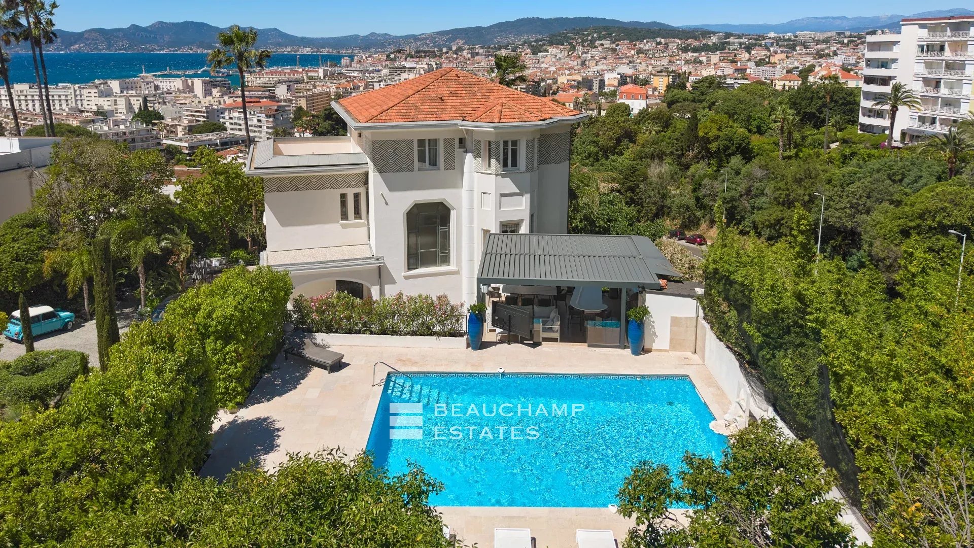 Elegant Art Deco villa with panoramic sea view Elegant Art Deco villa with panoramic sea view